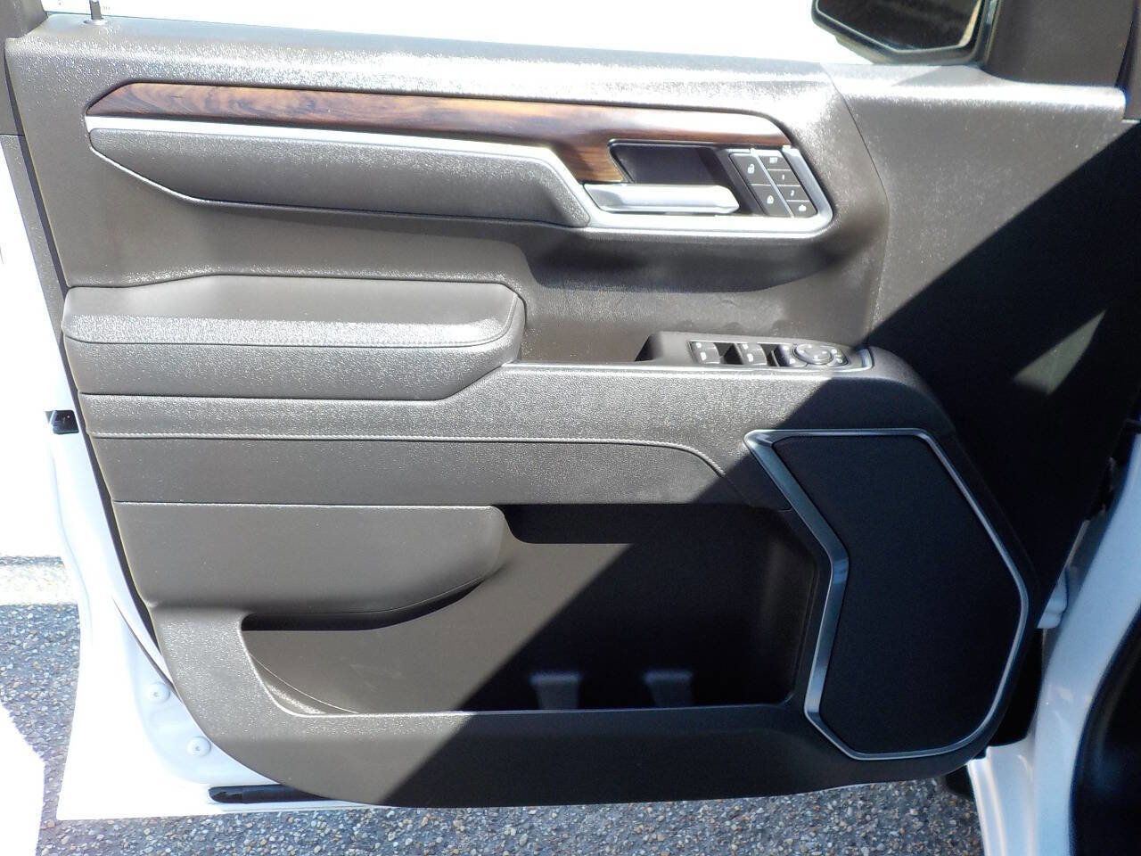 Used 2025 GMC Sierra 1500 SLT AWD/4WD image 14