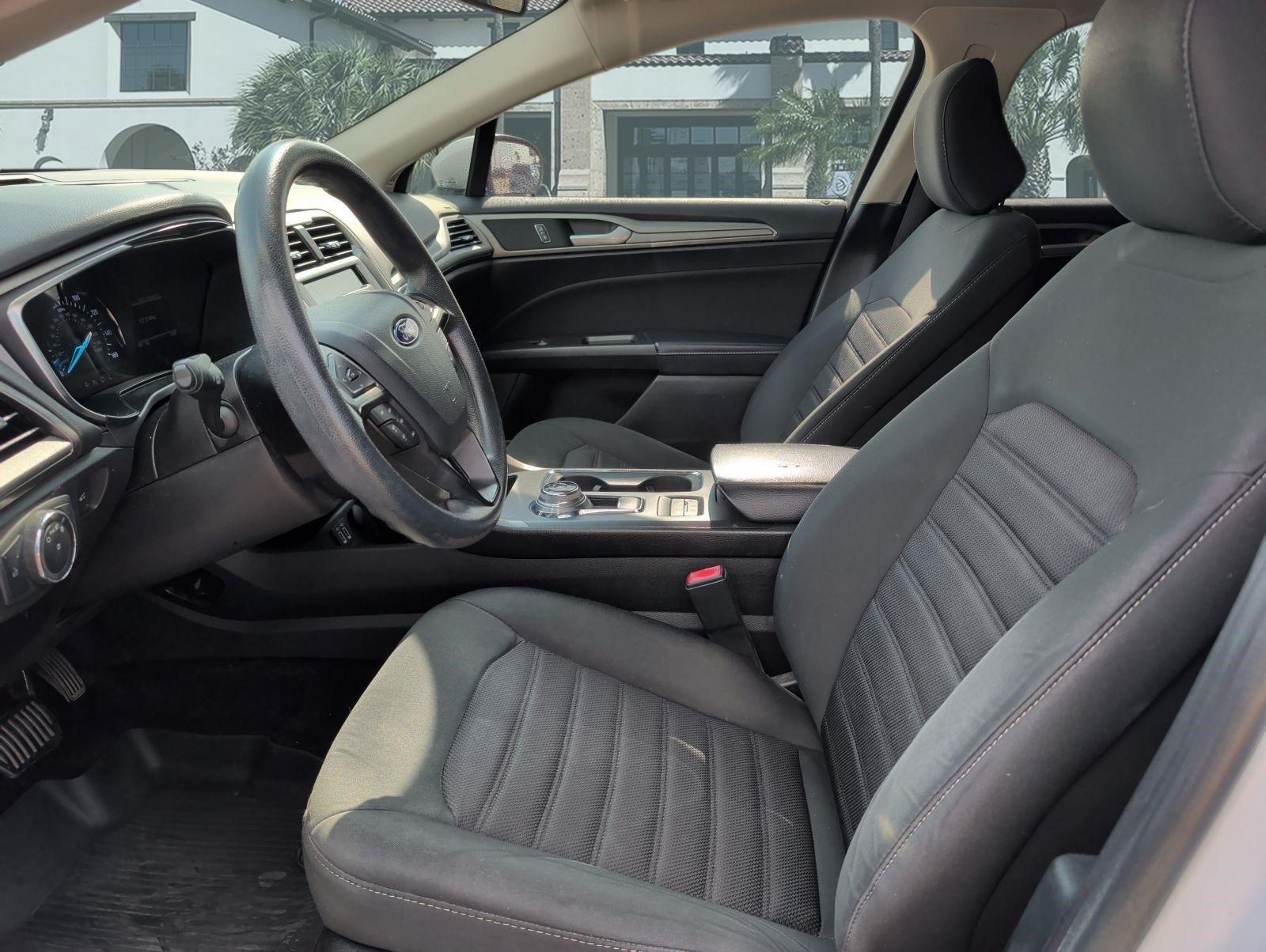 Used 2020 Ford Fusion SE FWD image 11