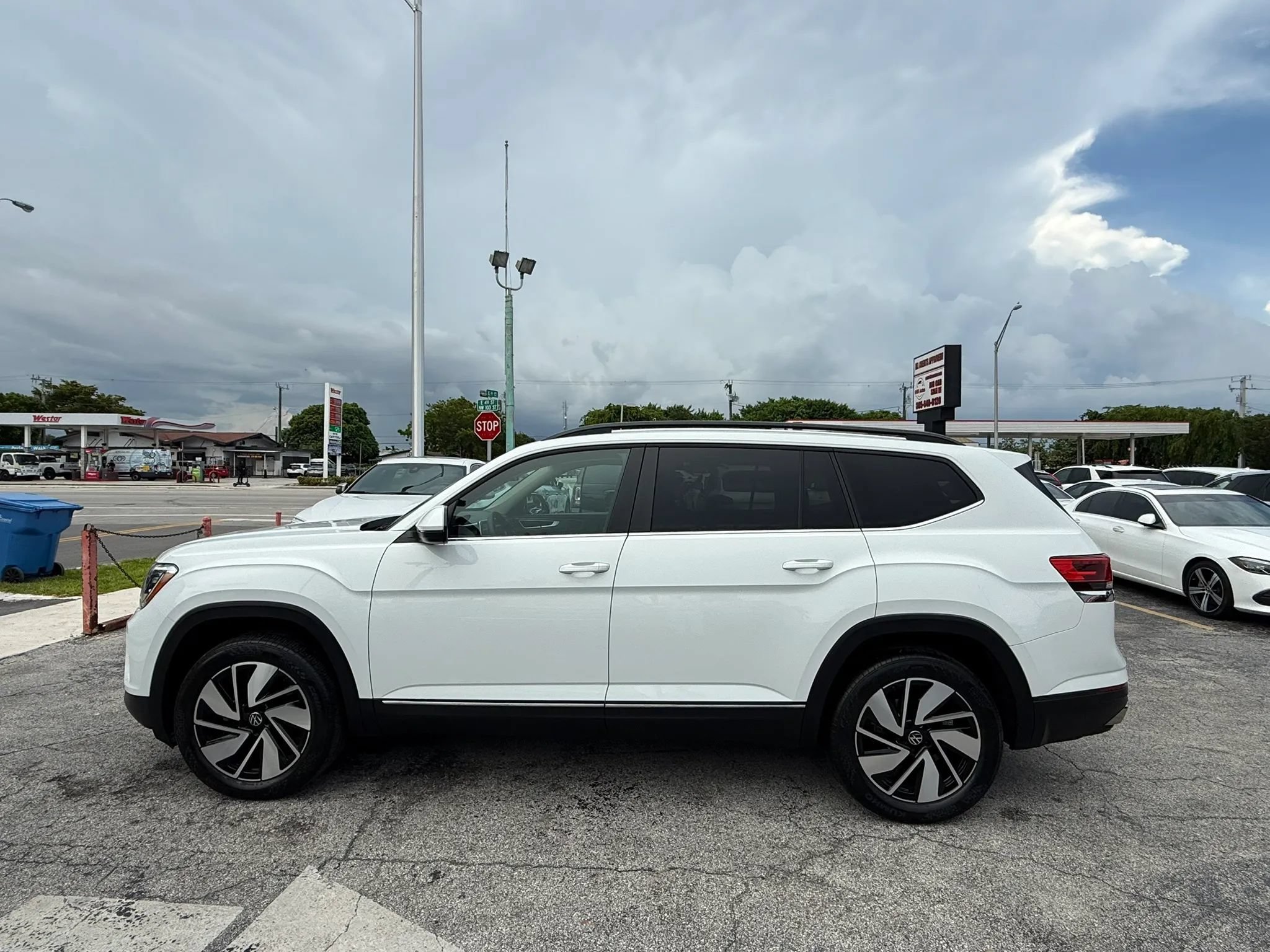 Used 2024 Volkswagen Atlas SE FWD image 2
