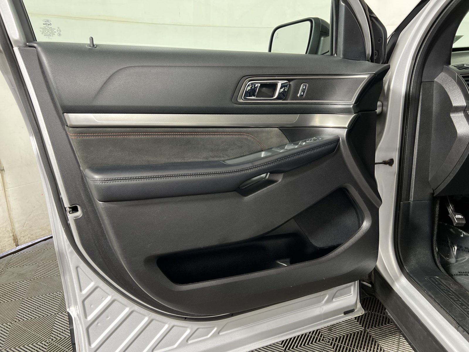 Used 2018 Ford Explorer XLT w/ Equipment Group 202A AWD/4WD image 14