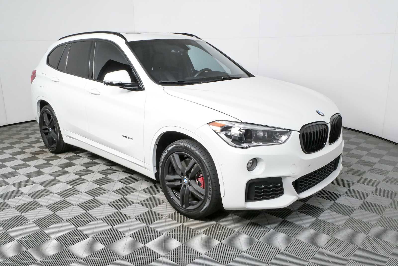 Used 2018 BMW X1 xDrive28i w/ M Sport Package AWD/4WD image 1