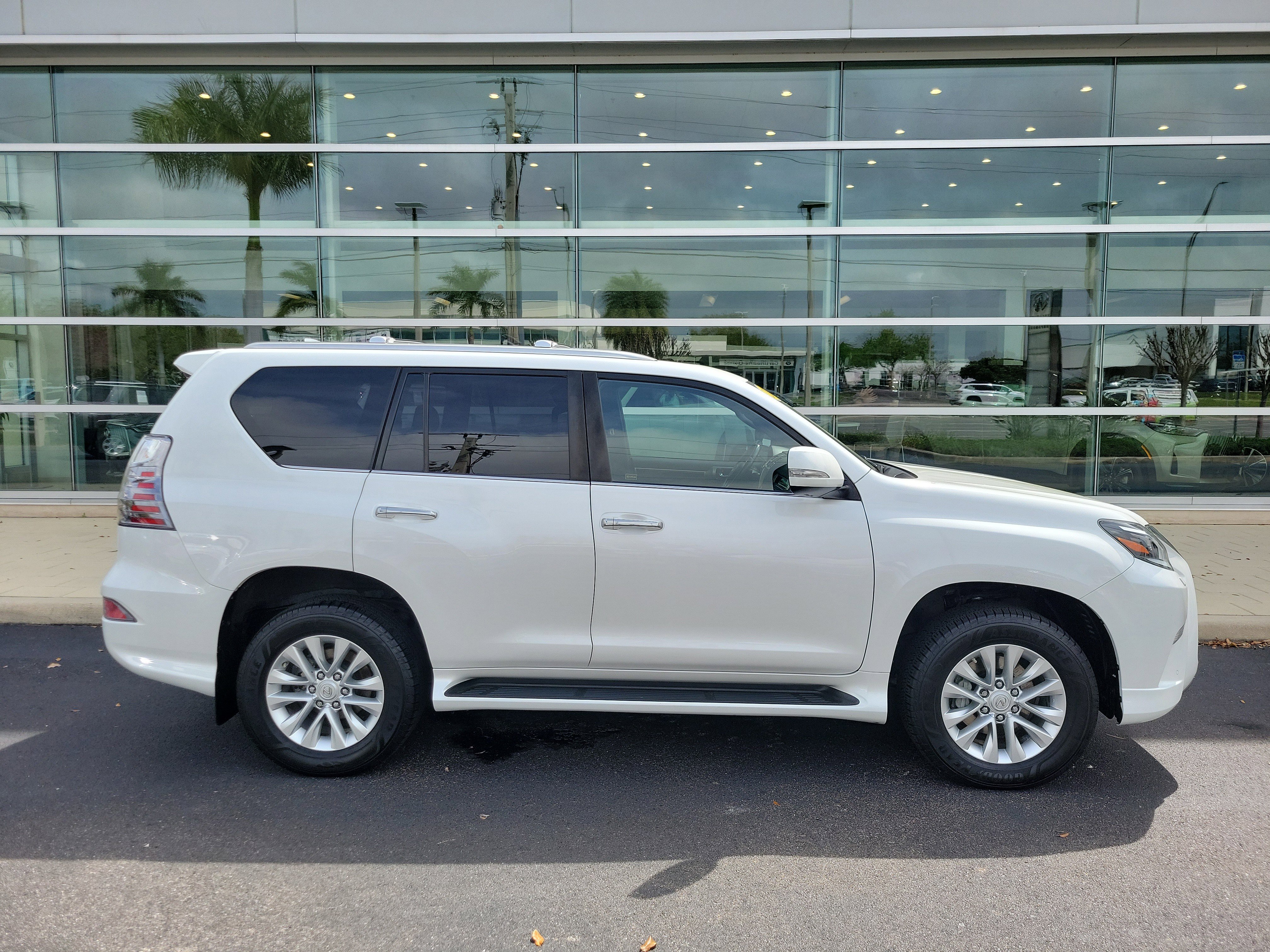 Used 2021 Lexus GX 460 Premium w/ Premium Package image 3