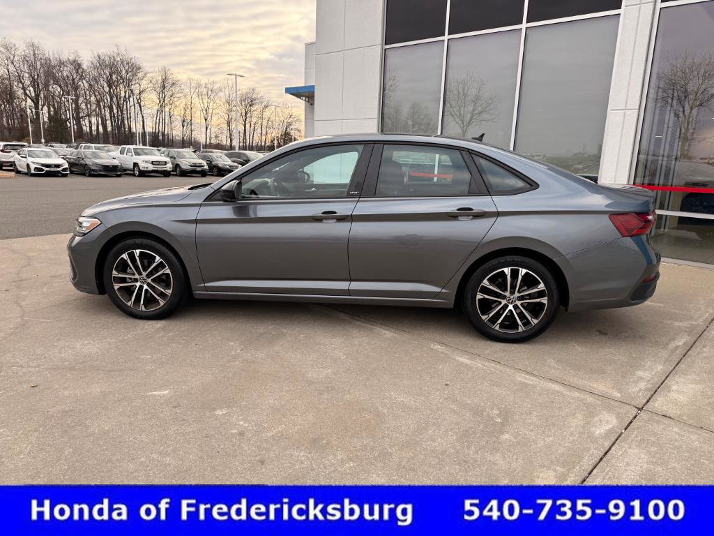 Used 2023 Volkswagen Jetta Sport image 3