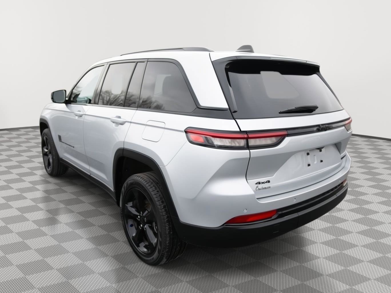 Used 2024 Jeep Grand Cherokee Limited w/ Black Appearance Package image 5