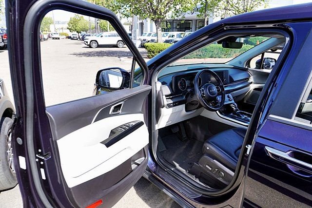 Used 2024 Kia Carnival LX FWD image 36