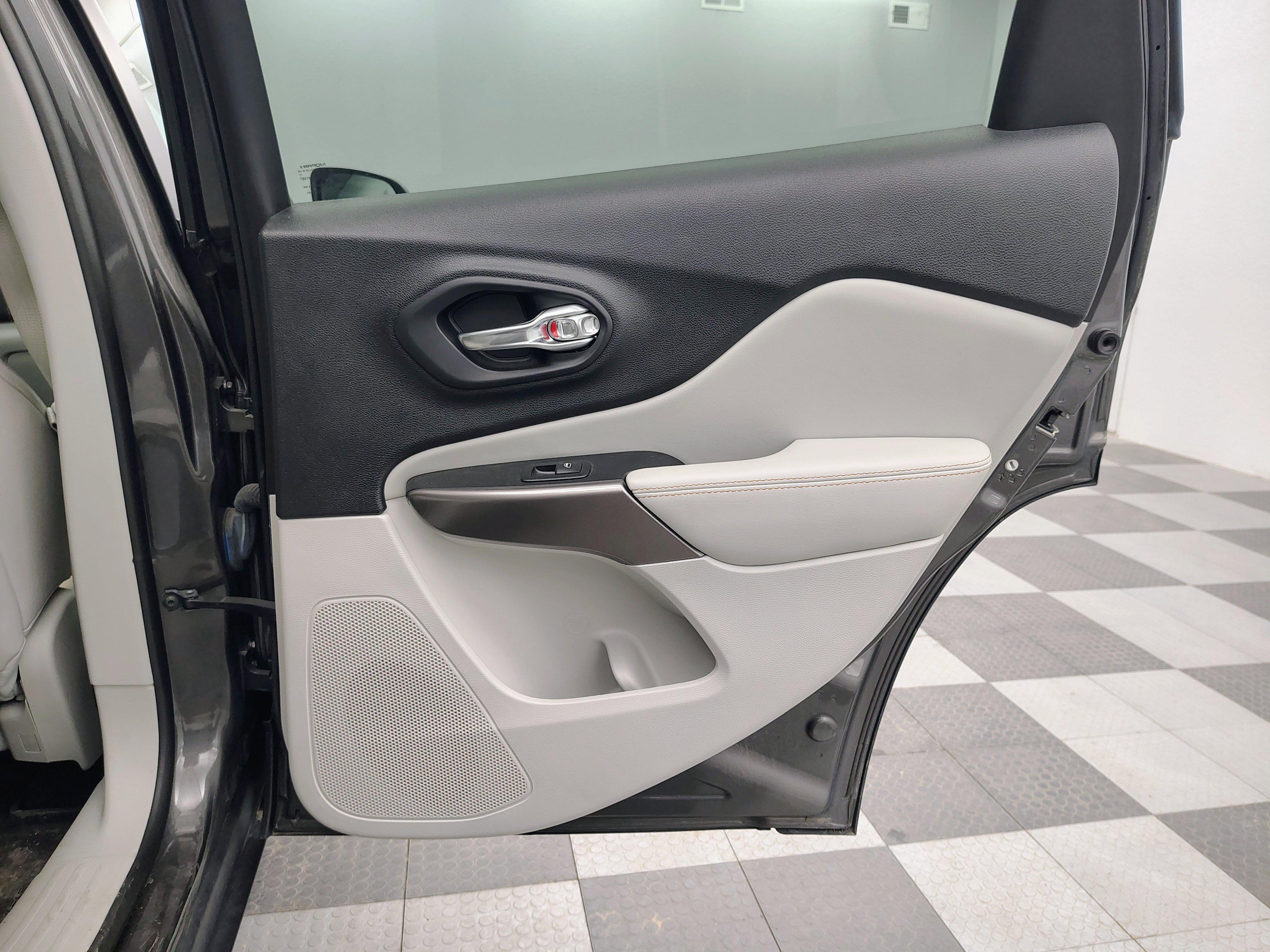 Used 2022 Jeep Cherokee Limited w/ Elite Package image 16