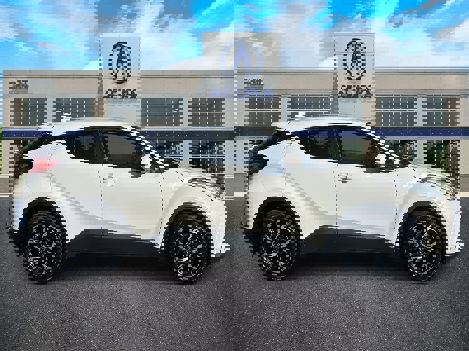 Used 2021 Toyota C-HR XLE image 6