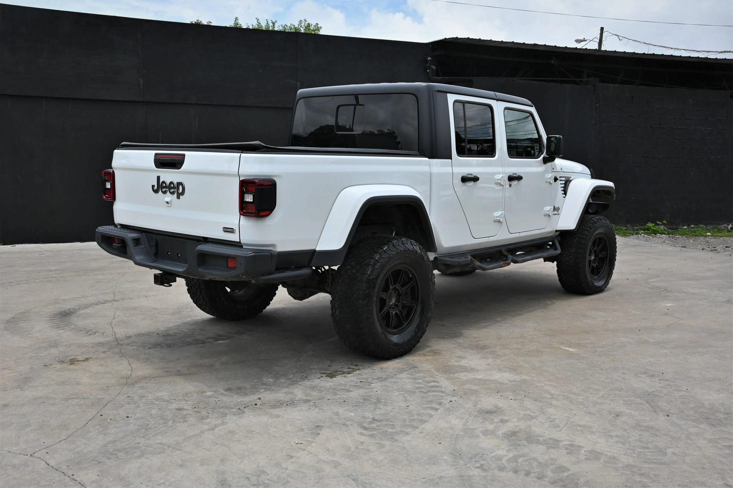 Used 2020 Jeep Gladiator Overland AWD/4WD image 4