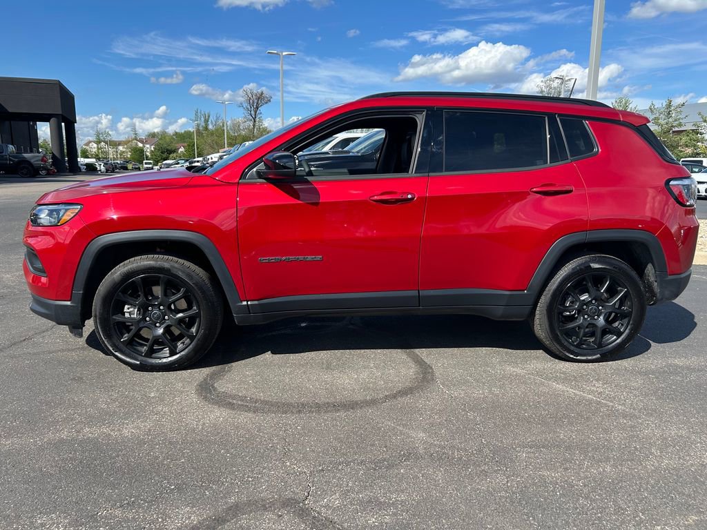 Used 2025 Jeep Compass Latitude w/ Altitude Special Edition AWD/4WD image 4