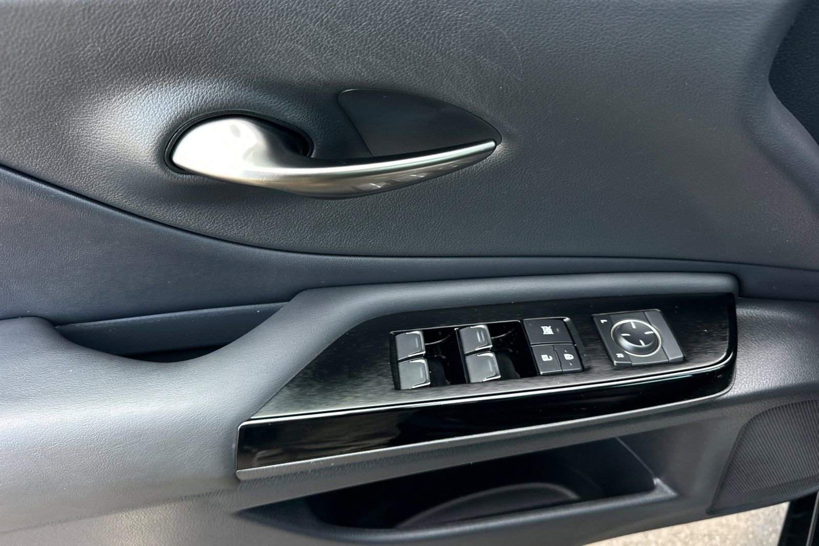 Used 2024 Lexus ES 350 w/ Accessory Package (Z2) image 11