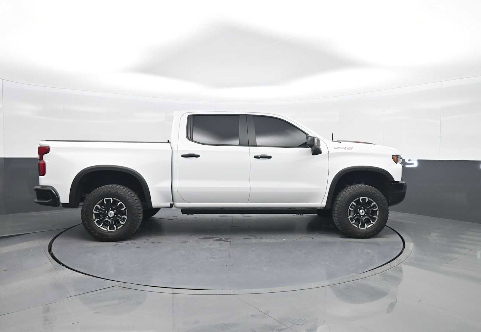 Used 2024 Chevrolet Silverado 1500 ZR2 image 9