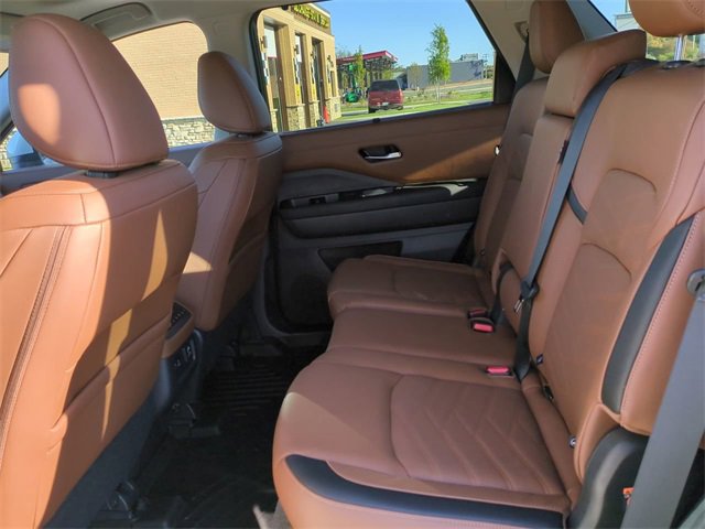 Used 2024 Nissan Pathfinder Platinum w/ Cargo Package image 13