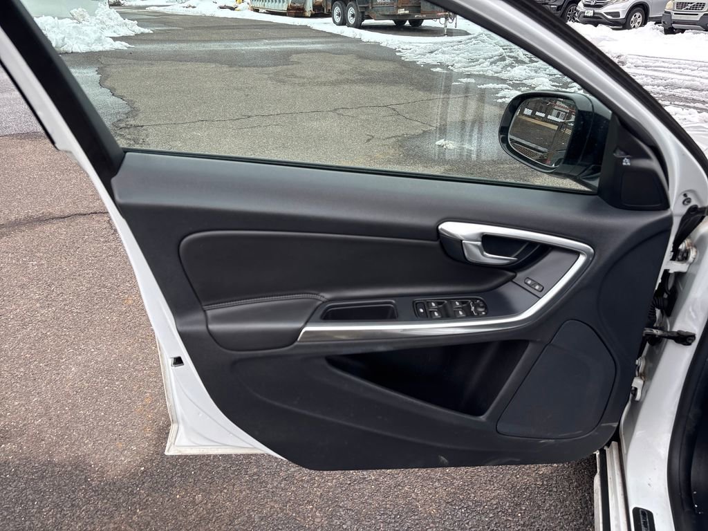 Used 2018 Volvo V60 T5 Cross Country w/ Convenience Package image 16
