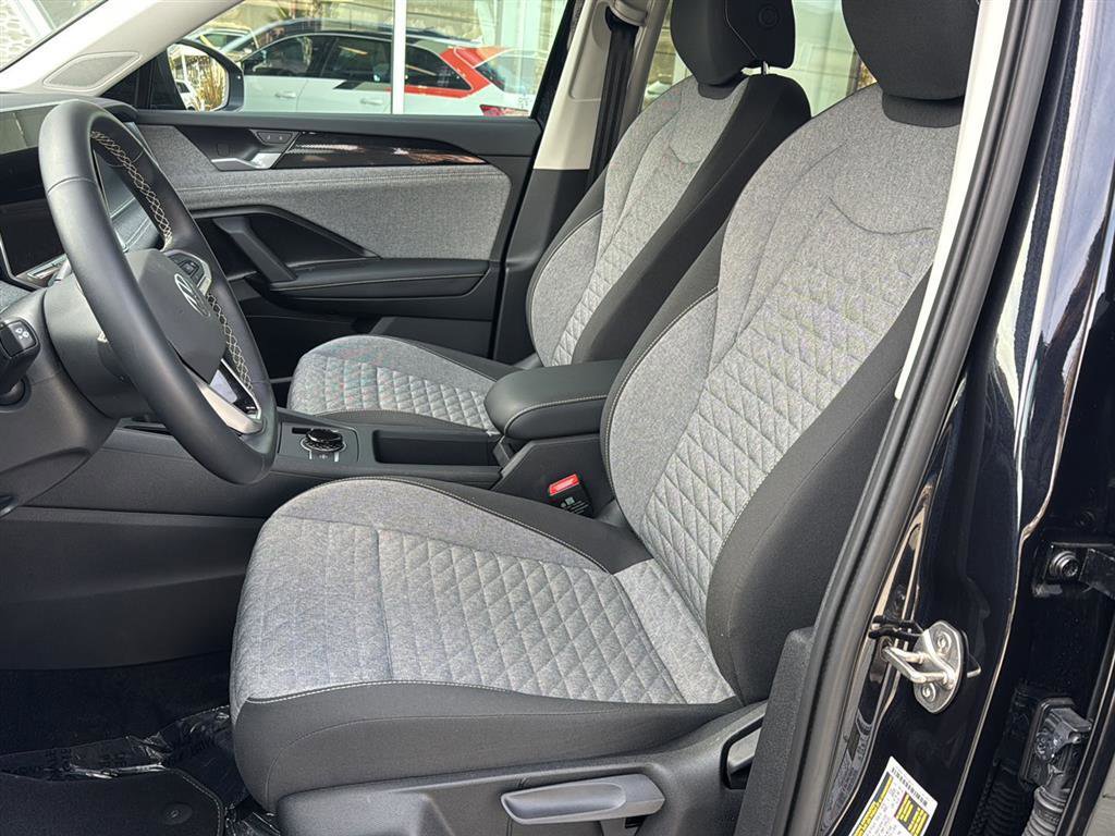 Used 2025 Volkswagen Tiguan S w/ 18" Wheel Package image 12