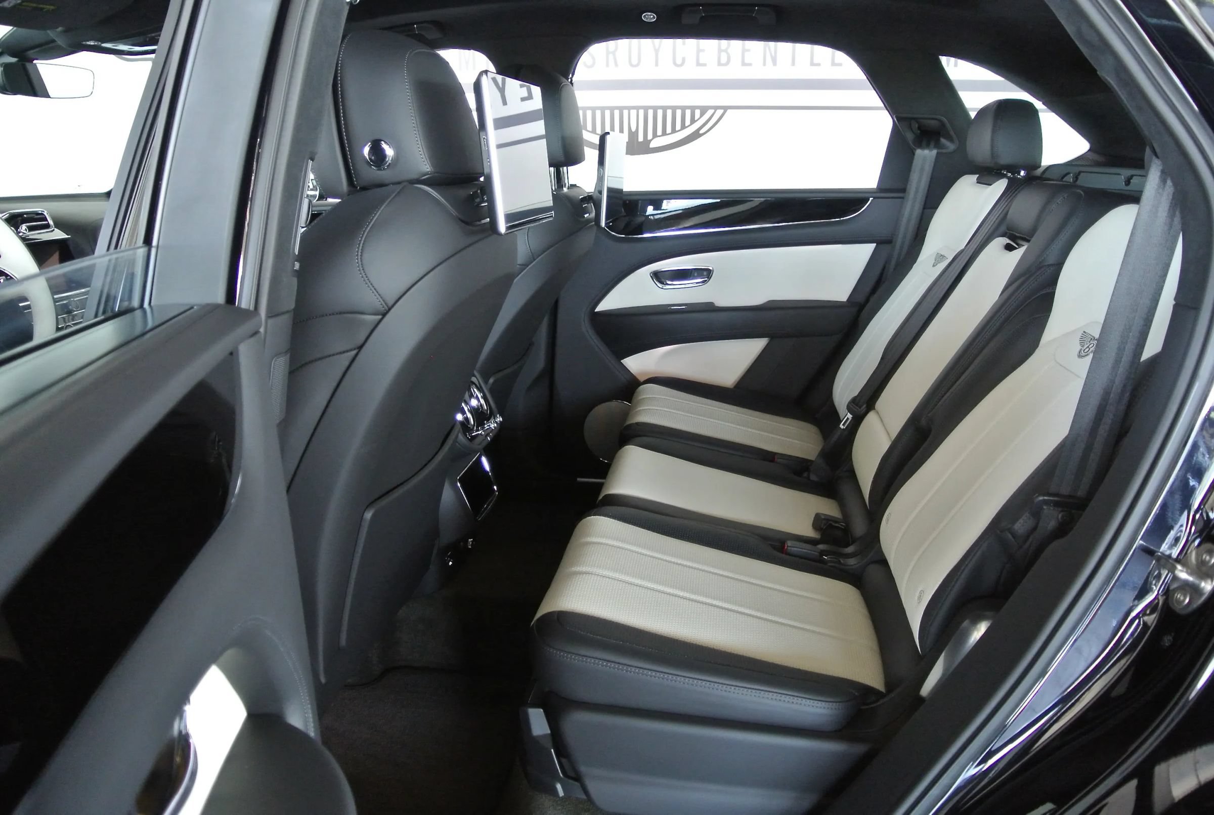 Used 2023 Bentley Bentayga AWD/4WD image 18