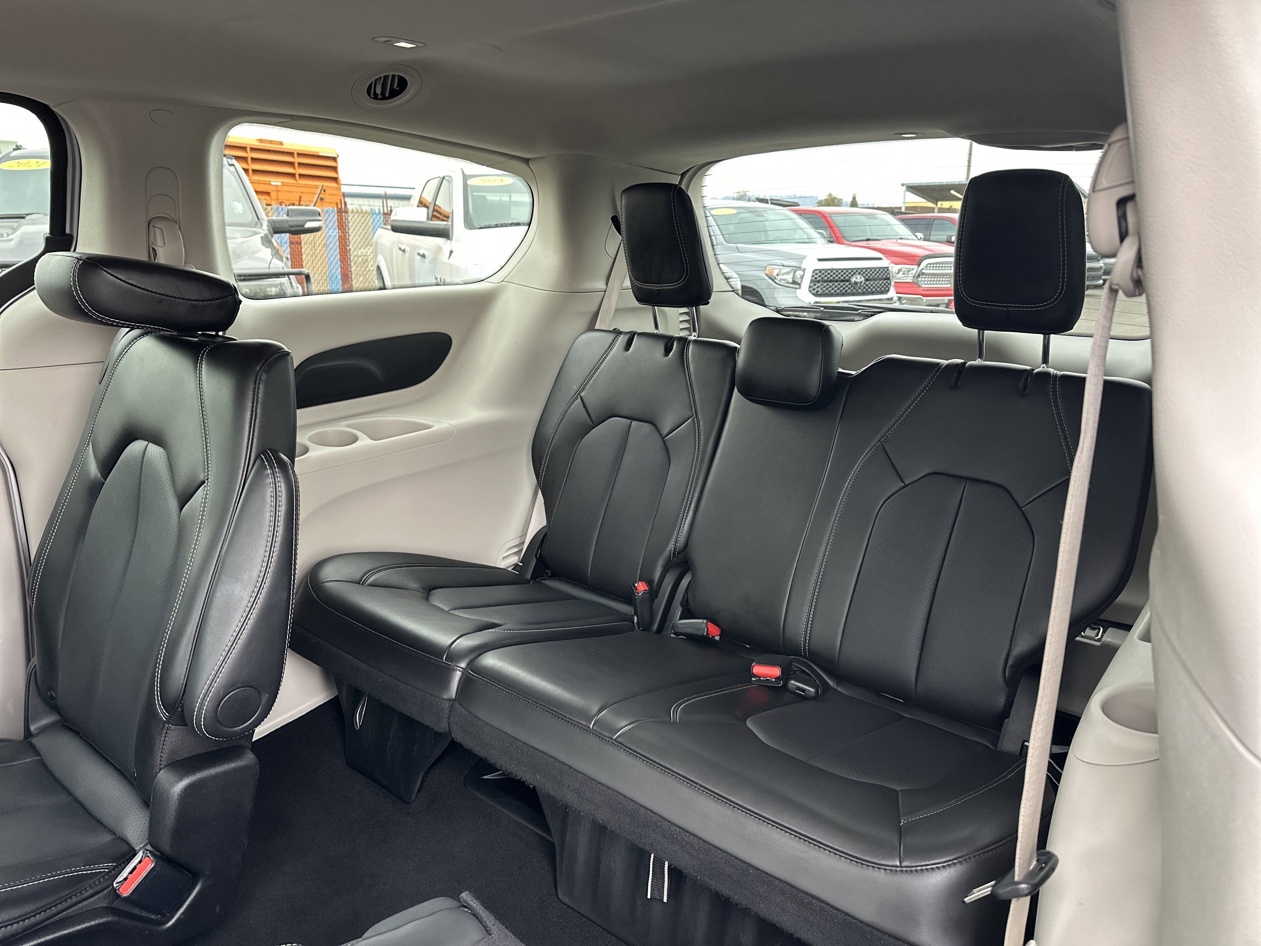 Used 2024 Chrysler Pacifica Touring-L image 12