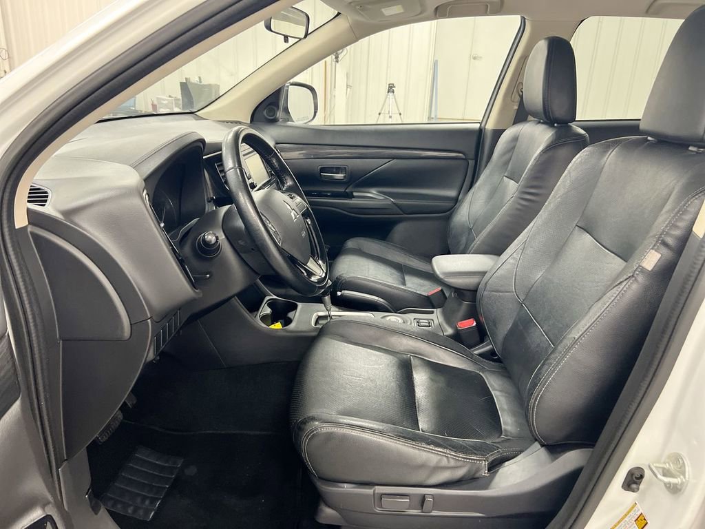Used 2016 Mitsubishi Outlander SE AWD/4WD image 19