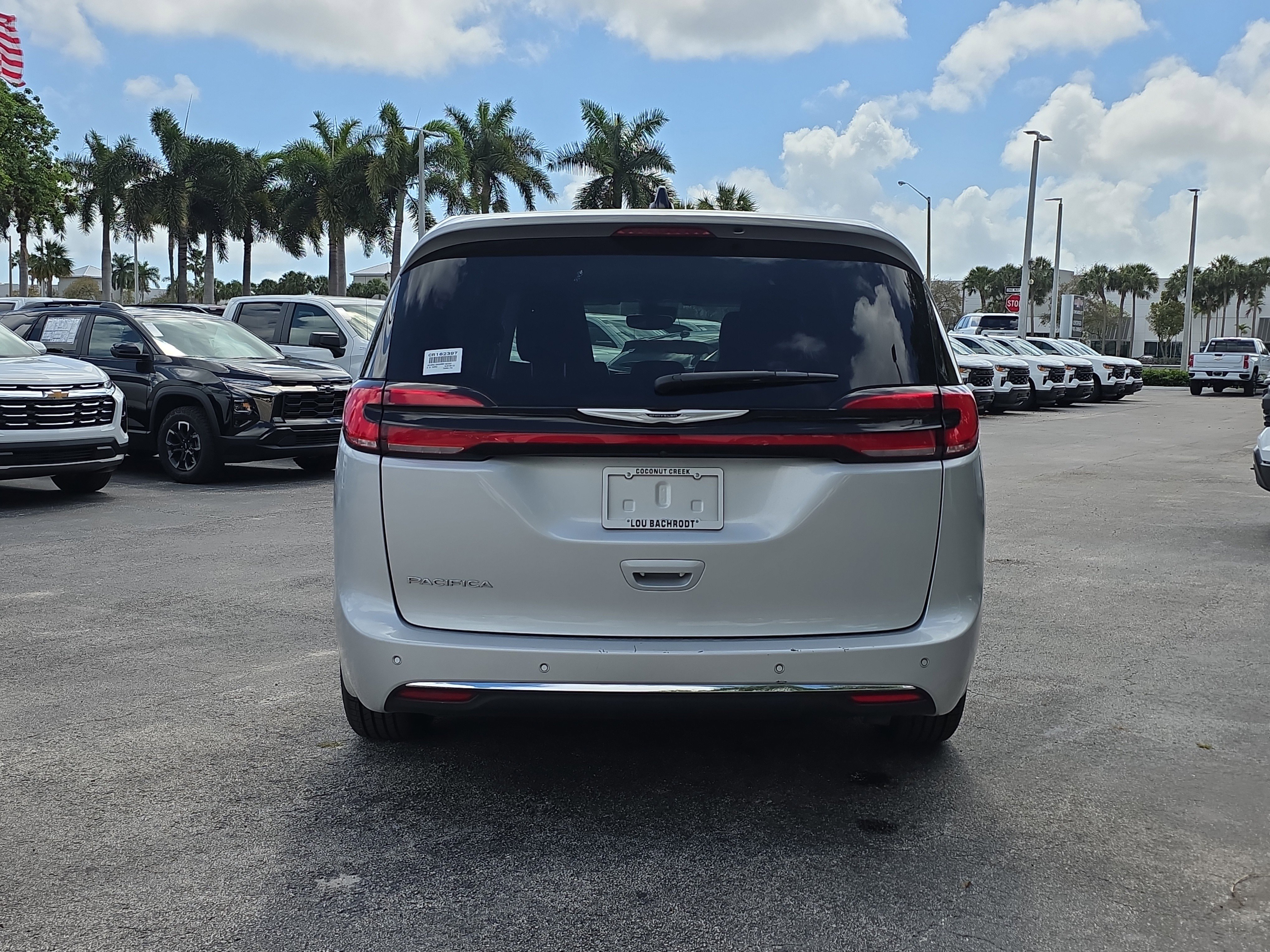 Used 2024 Chrysler Pacifica Touring-L FWD image 6