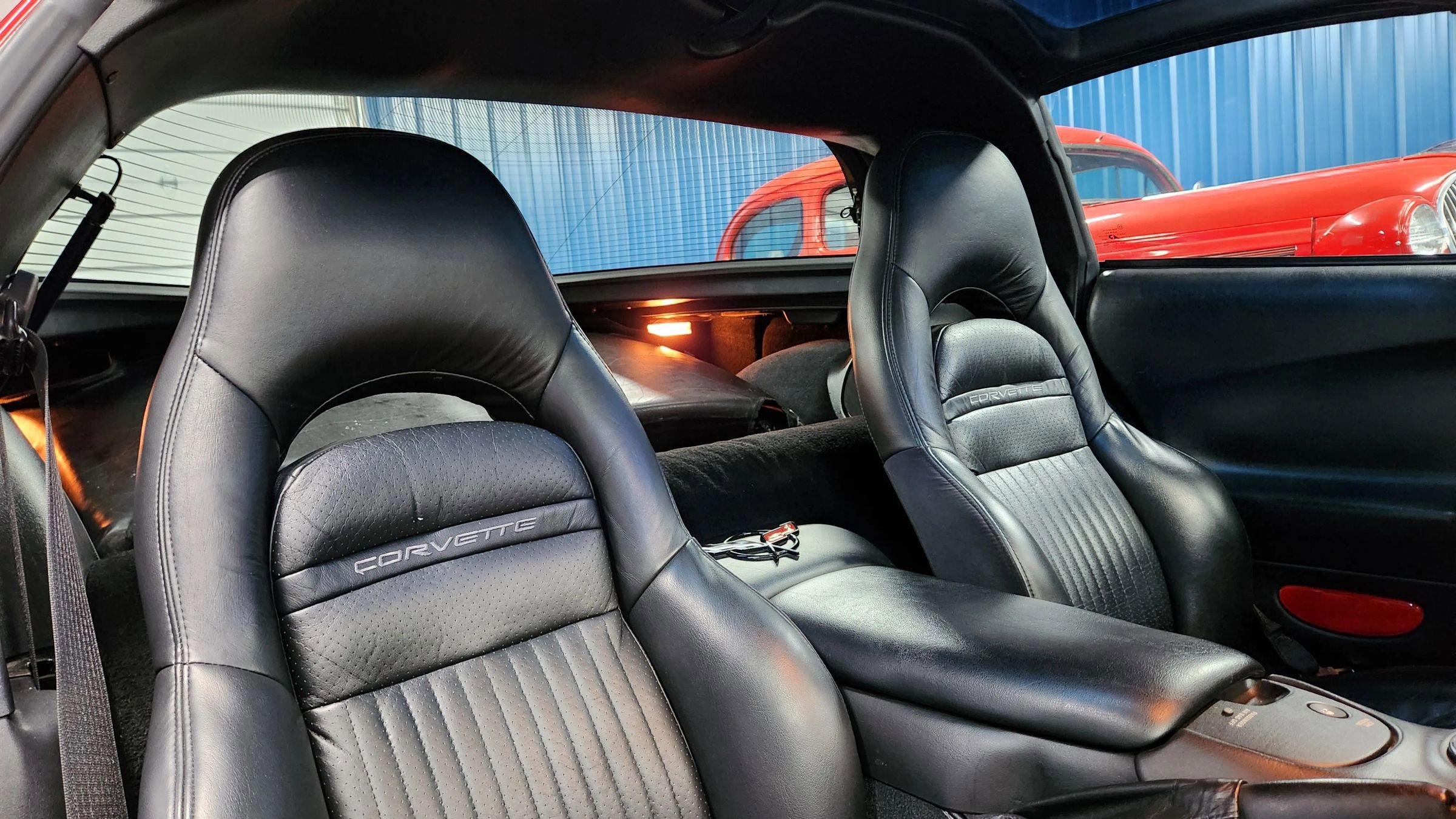 Used 2000 Chevrolet Corvette Coupe w/ Performance Handling Pkg image 17