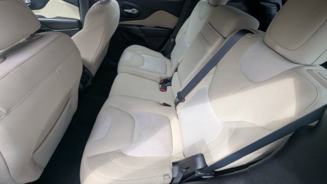 Used 2016 Jeep Cherokee Sport image 18