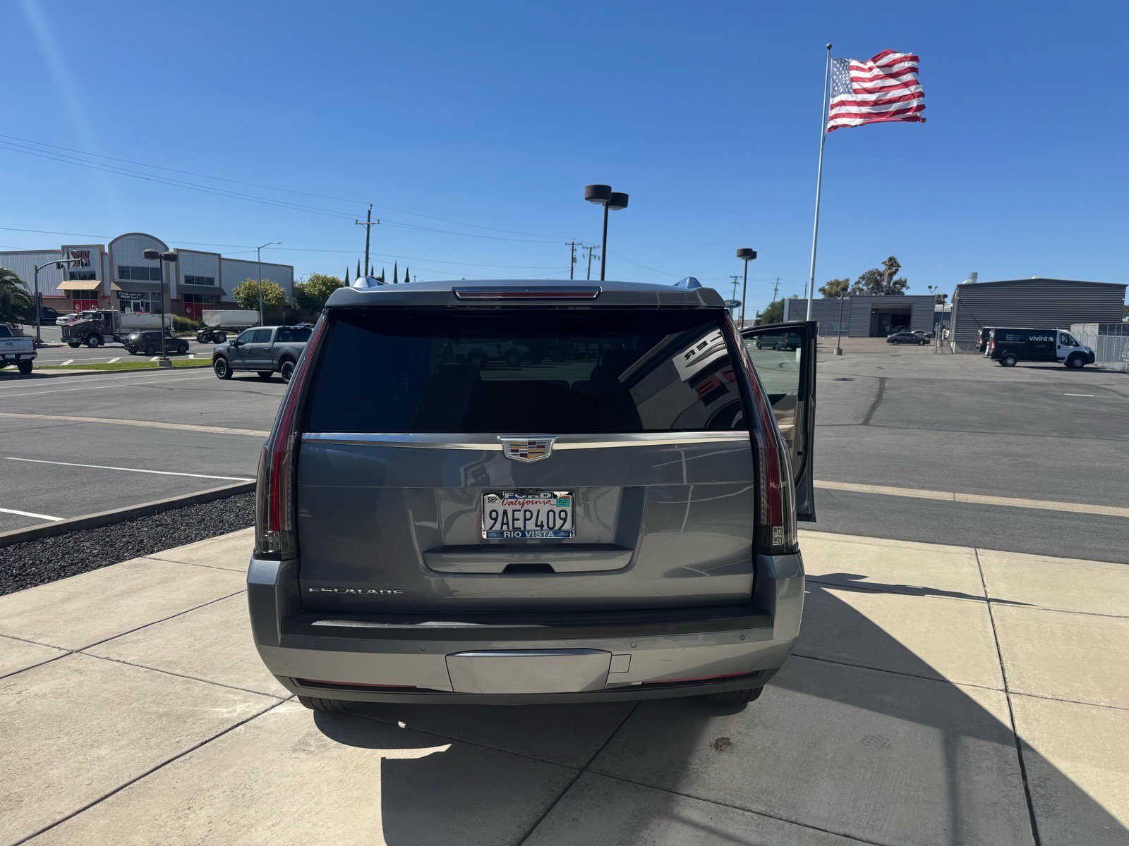 Used 2019 Cadillac Escalade Premium Luxury AWD/4WD image 4