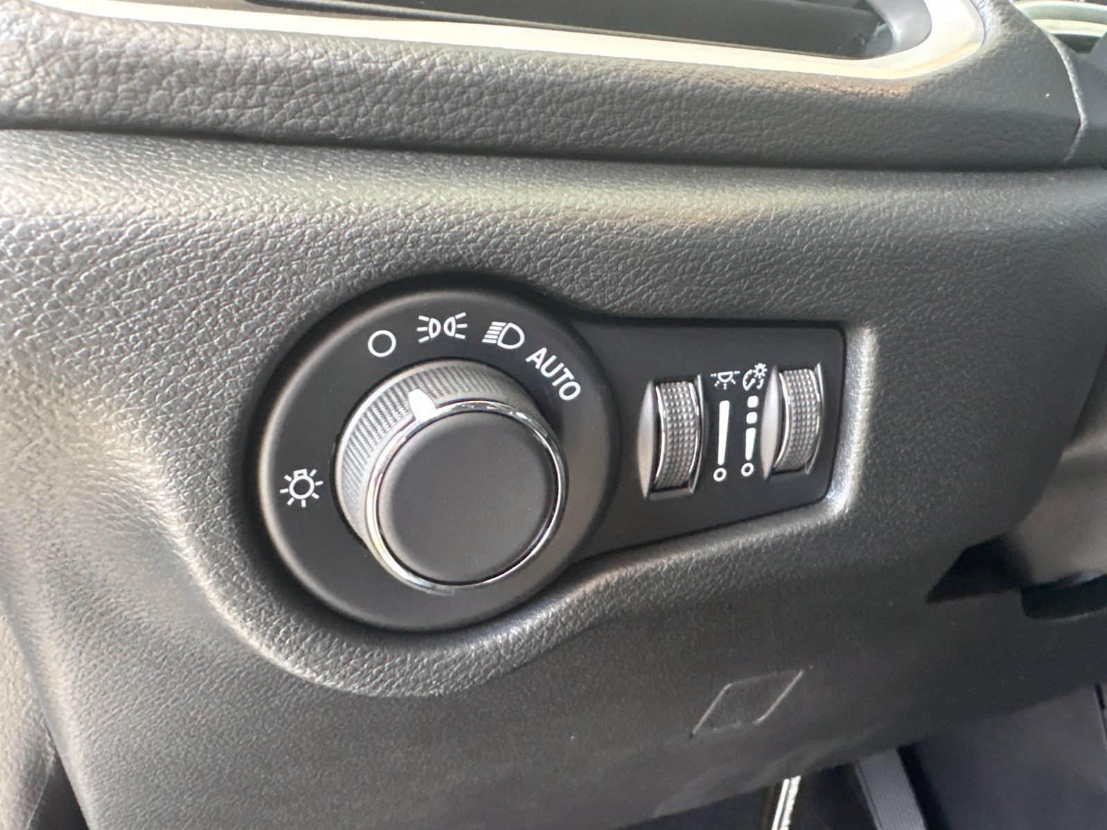 New 2027 Chrysler Pacifica Limited FWD image 14