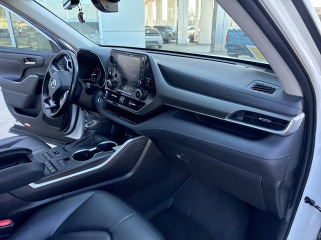 Used 2021 Toyota Highlander XLE AWD/4WD image 32