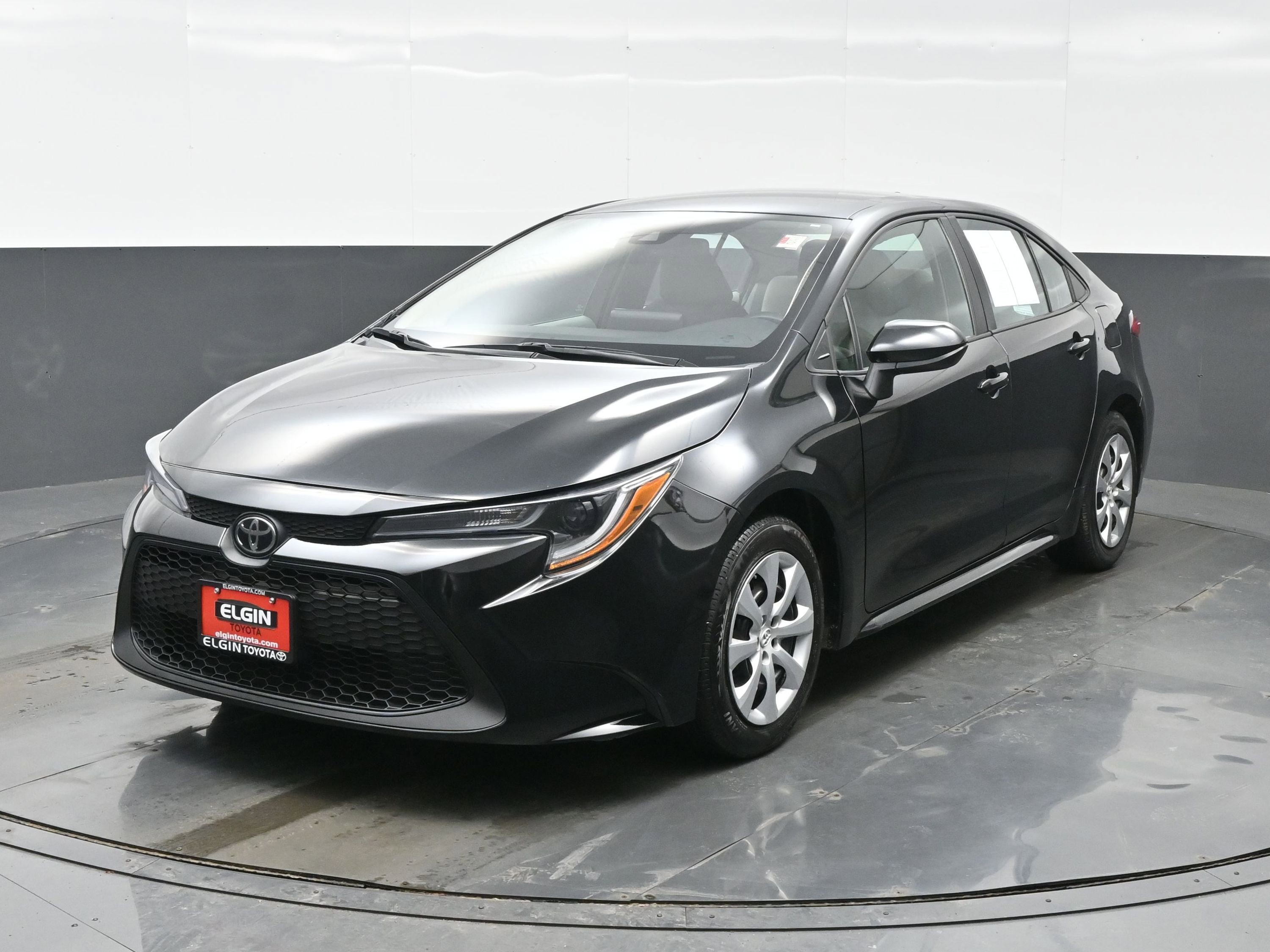 Used 2022 Toyota Corolla LE image 2