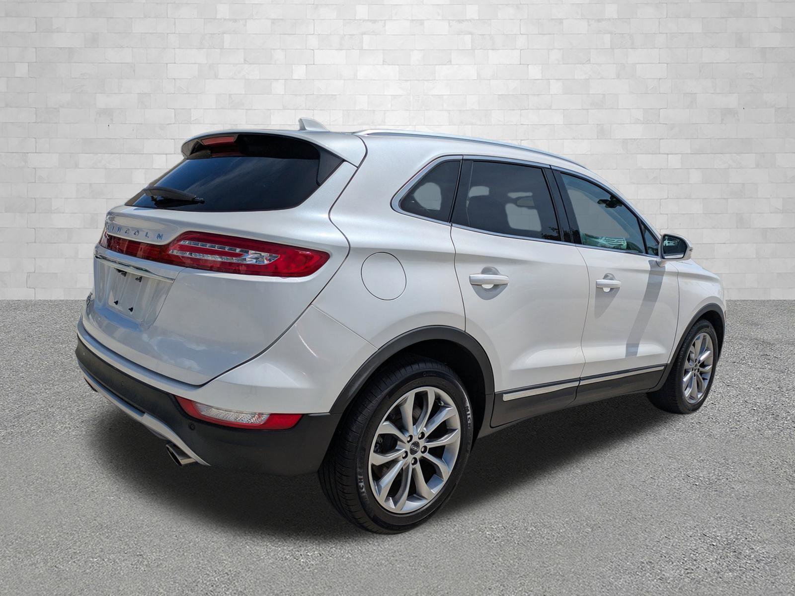 Used 2019 Lincoln MKC Select w/ Select Plus Package FWD image 2