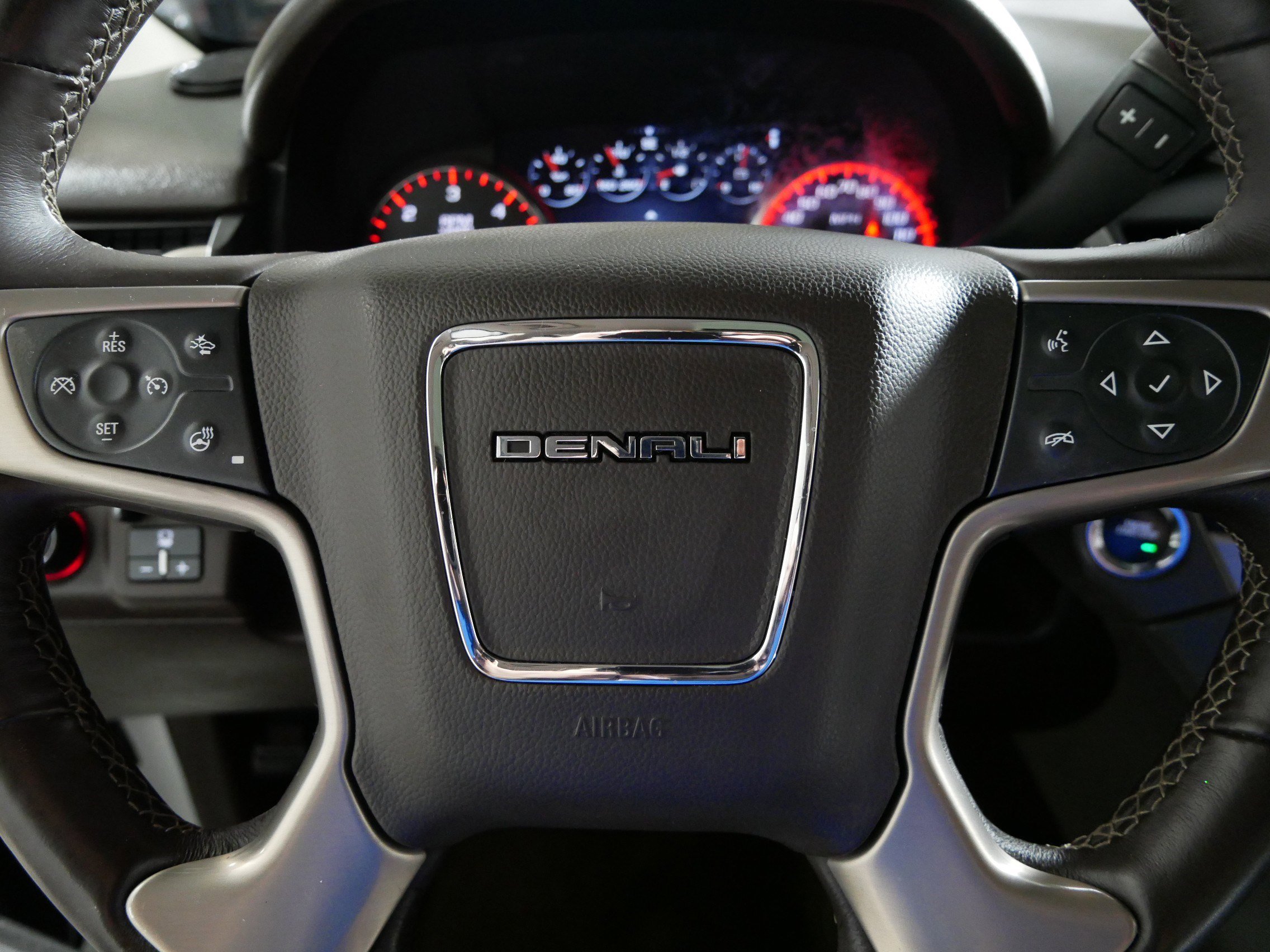 Used 2015 GMC Yukon Denali w/ Open Road Package image 25