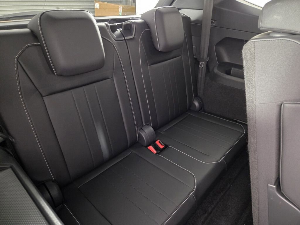 Used 2023 Volkswagen Tiguan SE R-Line FWD image 32