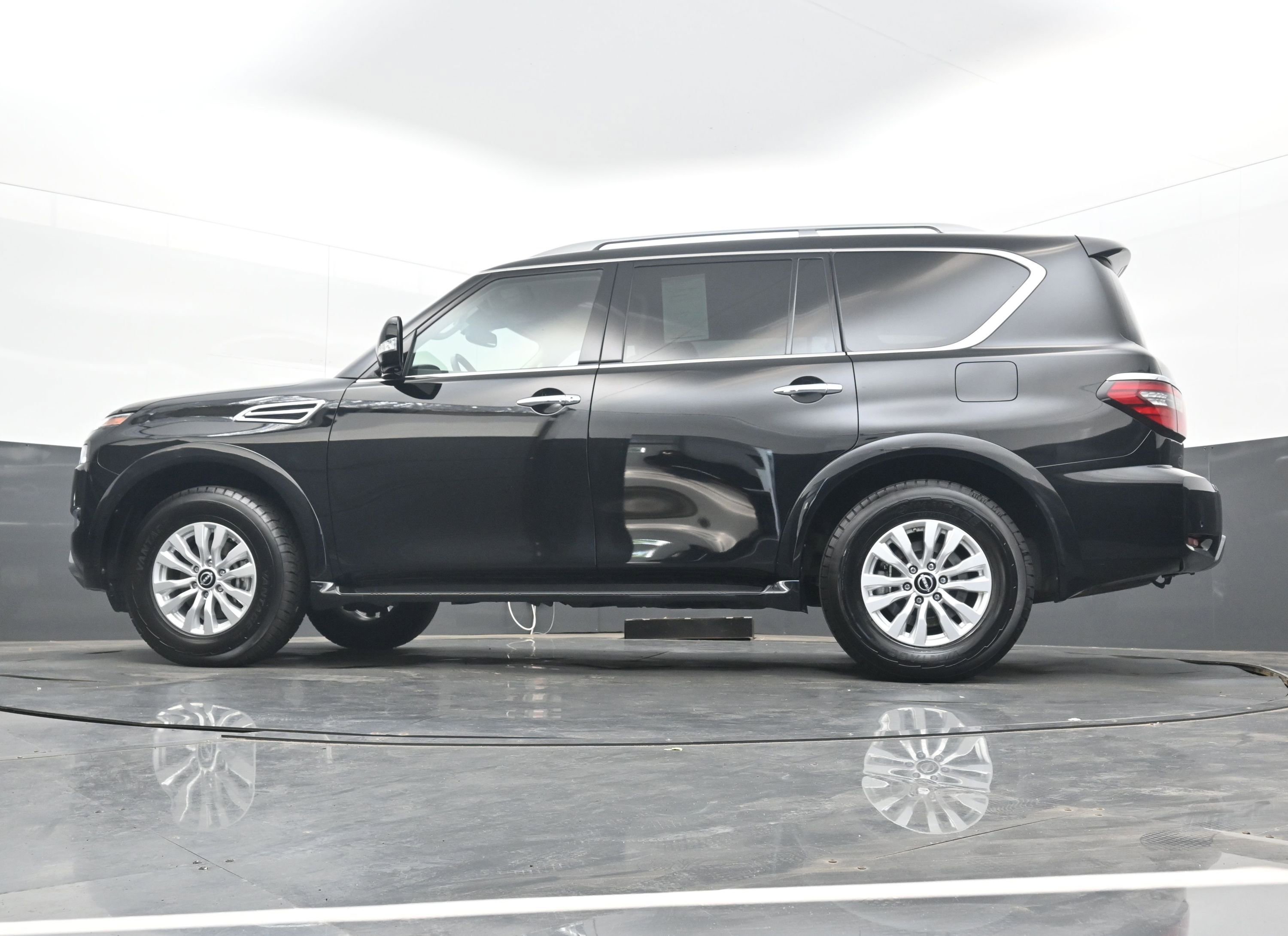 Used 2024 Nissan Armada SV image 25
