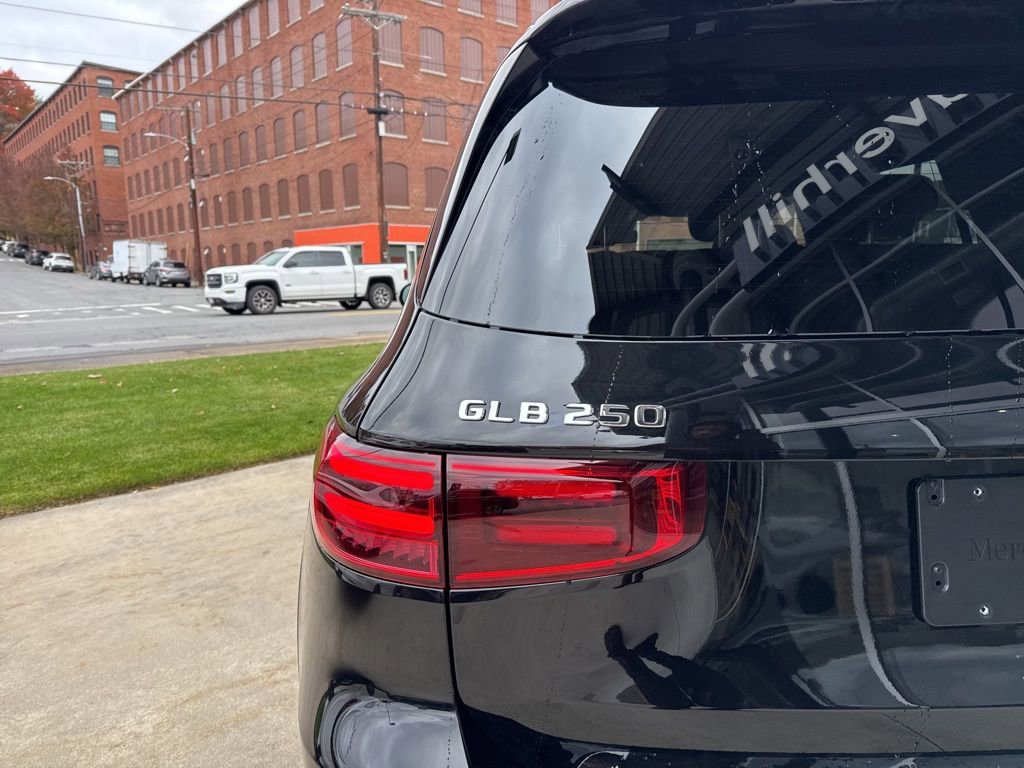 New 2026 Mercedes-Benz GLB 250 4MATIC image 8