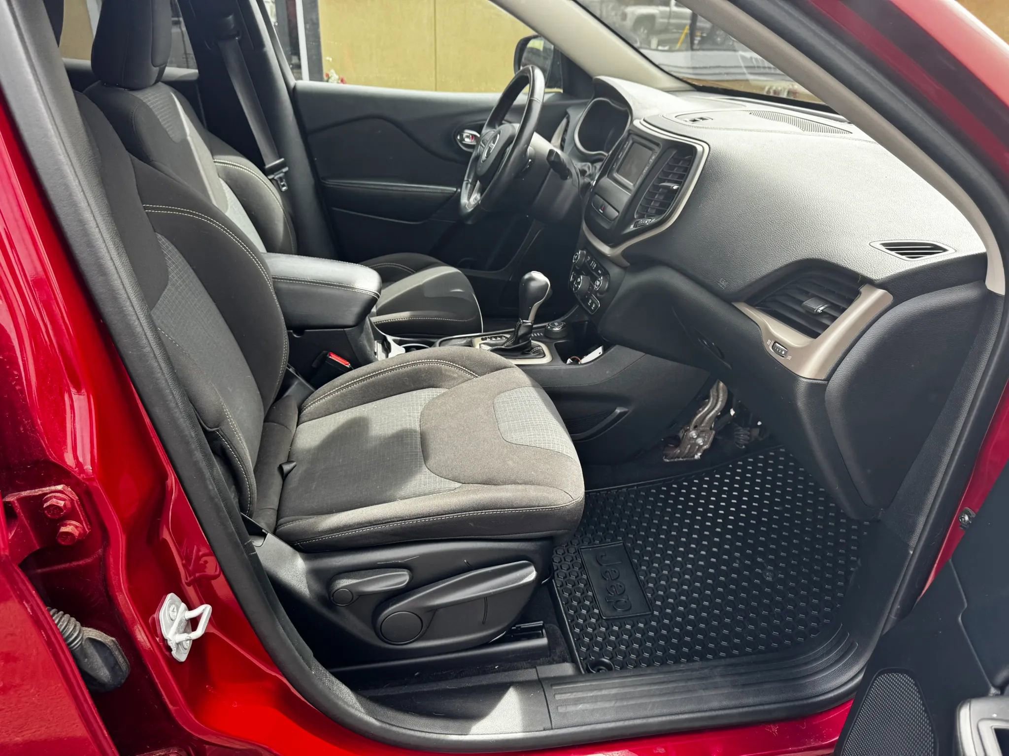 Used 2016 Jeep Cherokee Latitude w/ Comfort & Convenience Group image 15