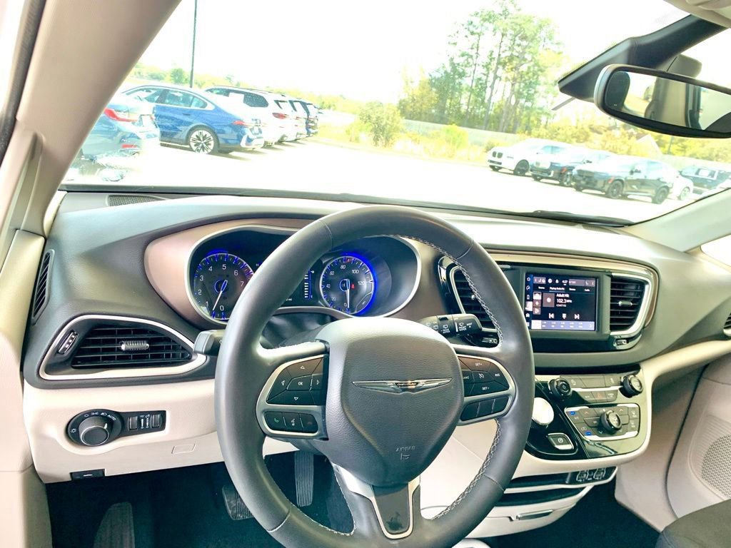 Used 2023 Chrysler Voyager LX image 11