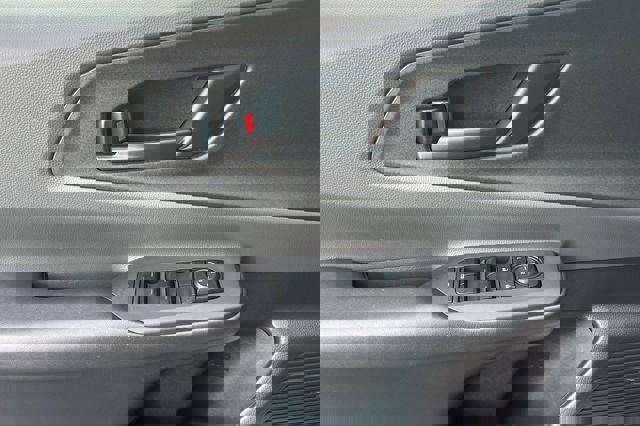 Used 2025 Toyota Prius LE FWD image 12