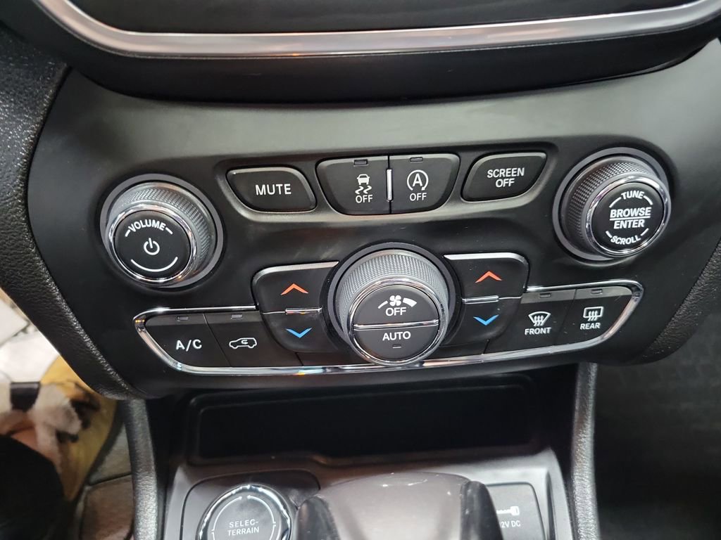 Used 2022 Jeep Cherokee Latitude Lux w/ Sun & Sound Group image 39