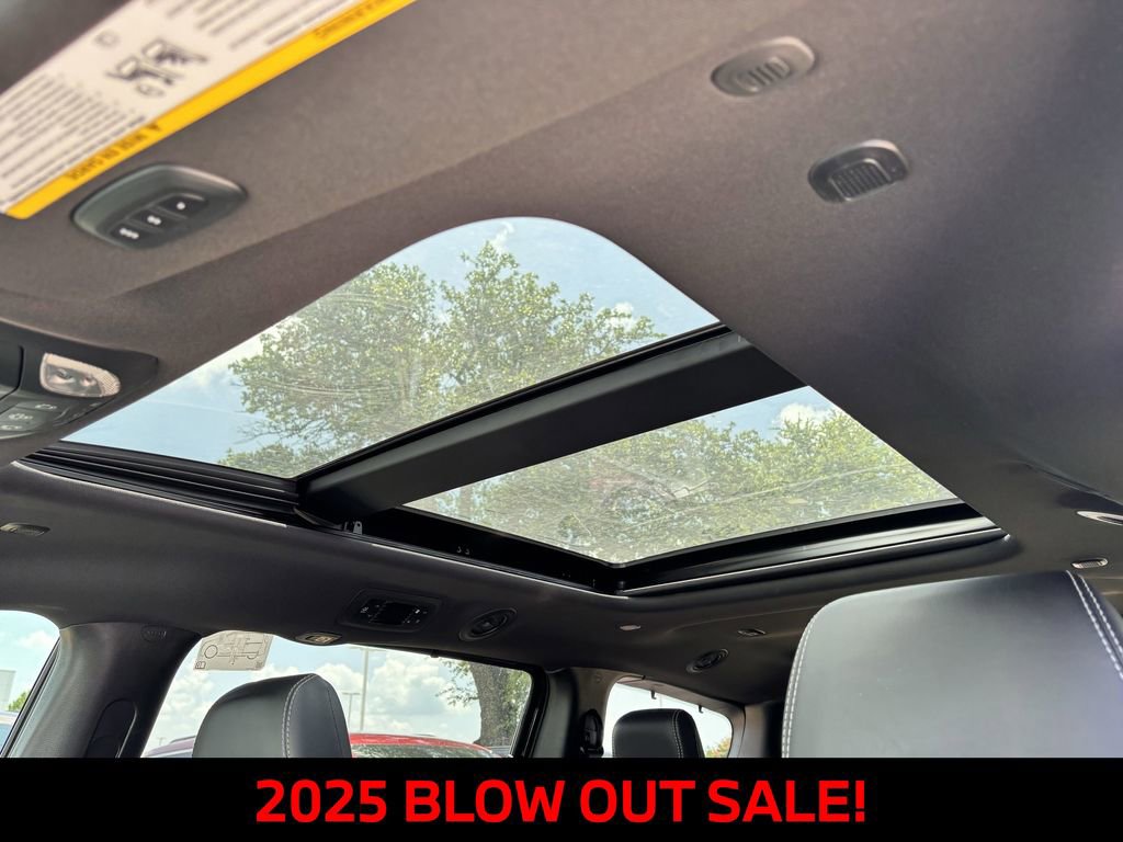 New 2025 Chrysler Pacifica Limited w/ Uconnect Theater Family Group FWD image 20