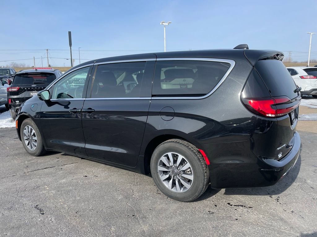 Used 2024 Chrysler Pacifica Select image 6