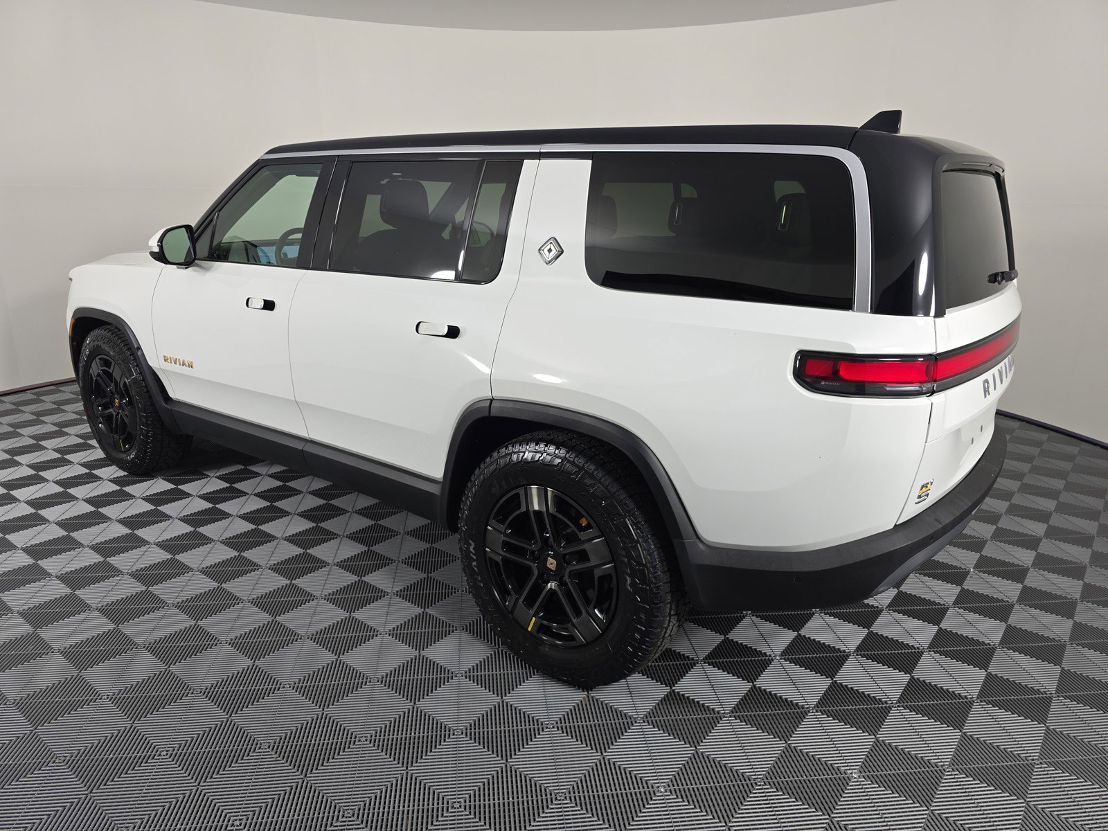 Used 2023 Rivian R1S Adventure AWD/4WD image 3