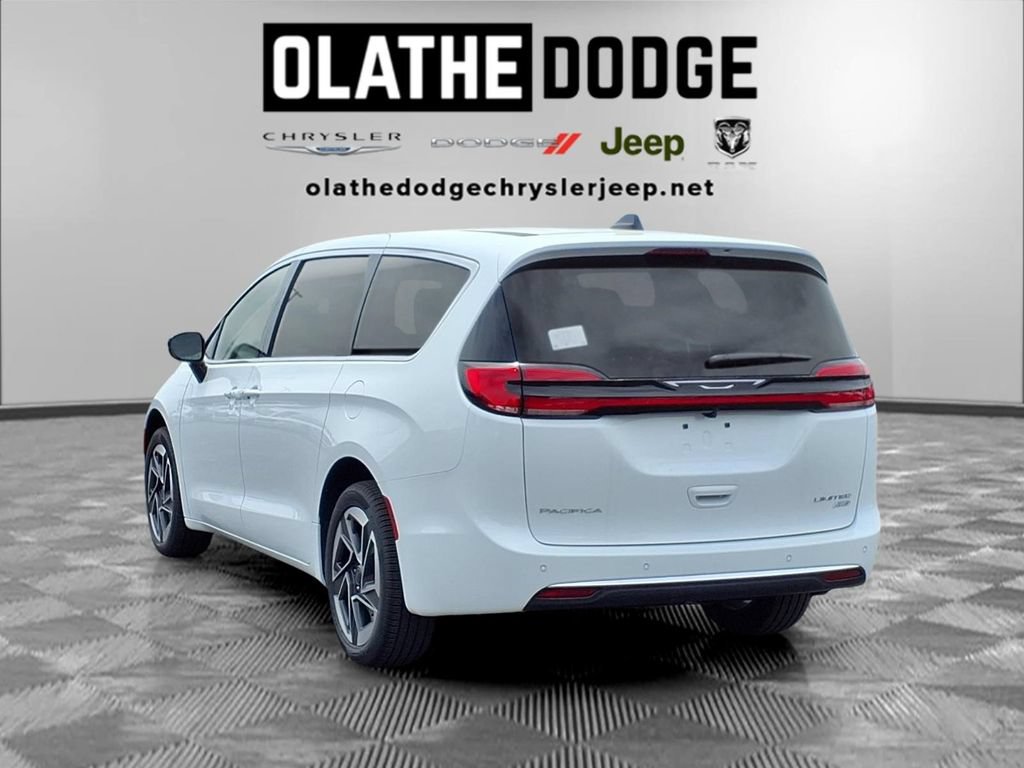 New 2027 Chrysler Pacifica Limited w/ Family Tech Group AWD/4WD image 3