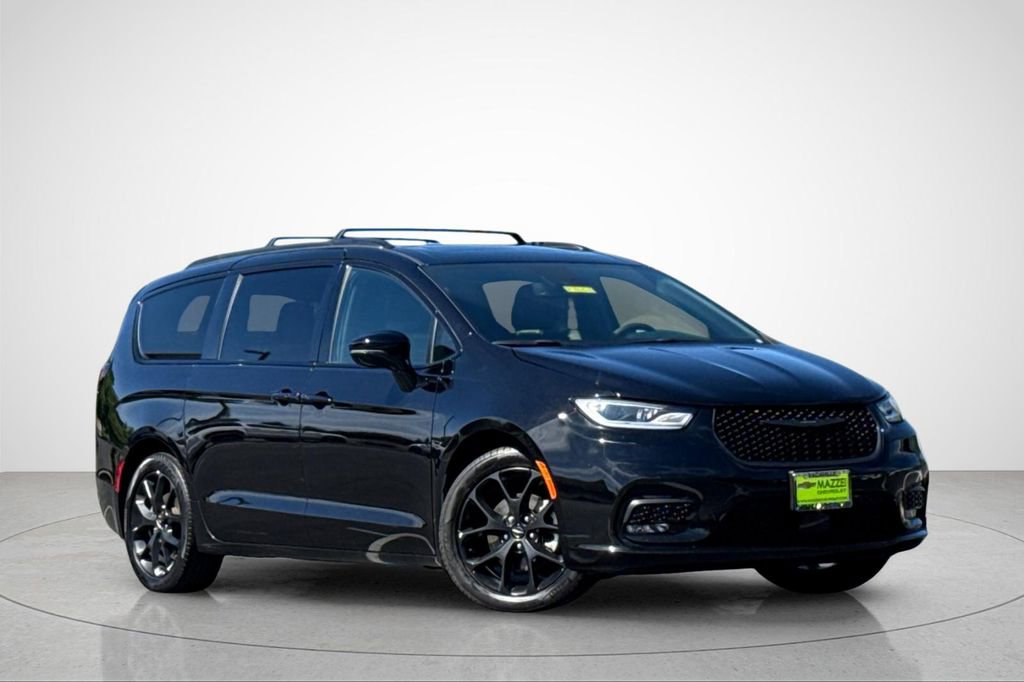 Used 2025 Chrysler Pacifica Limited image 2