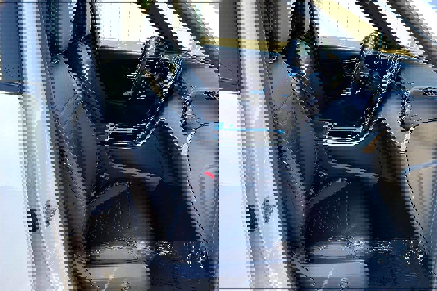 Used 2025 Mercedes-Benz GLC 300 4MATIC image 8