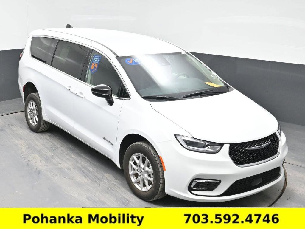 Used 2024 Chrysler Pacifica Touring-L image 18