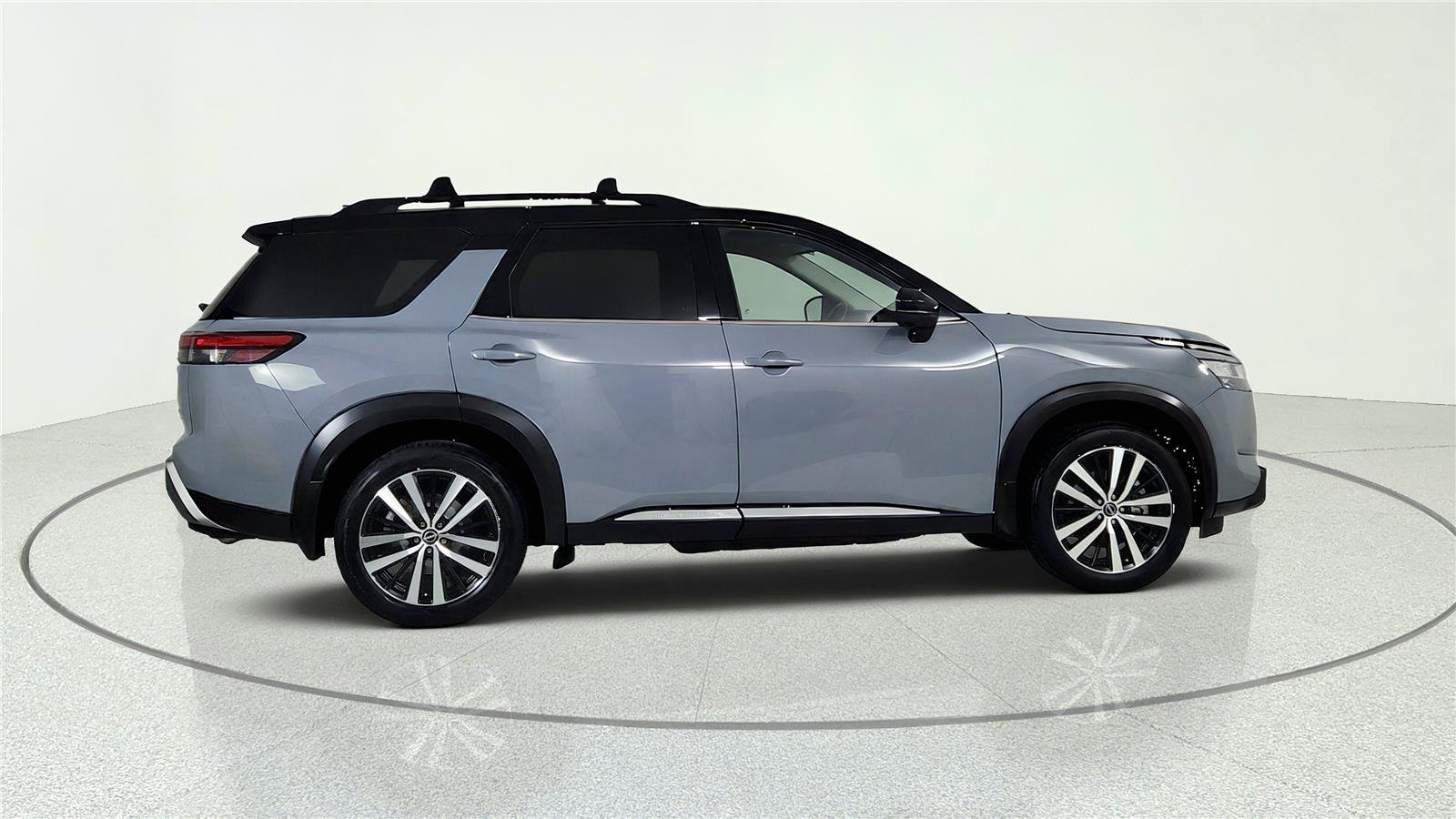 Used 2024 Nissan Pathfinder Platinum w/ Black Appearance Package AWD/4WD image 7