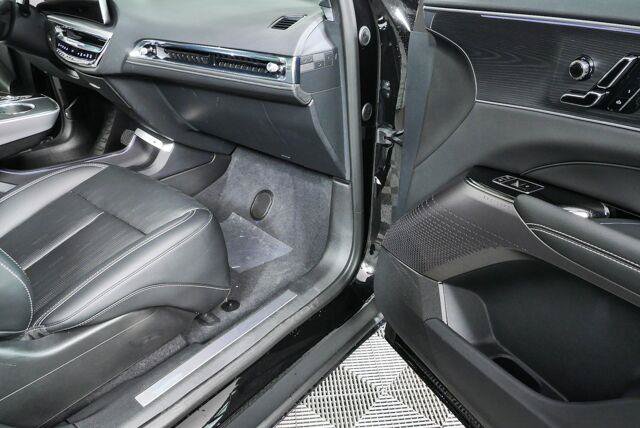Used 2025 Cadillac Lyriq Sport AWD/4WD image 35