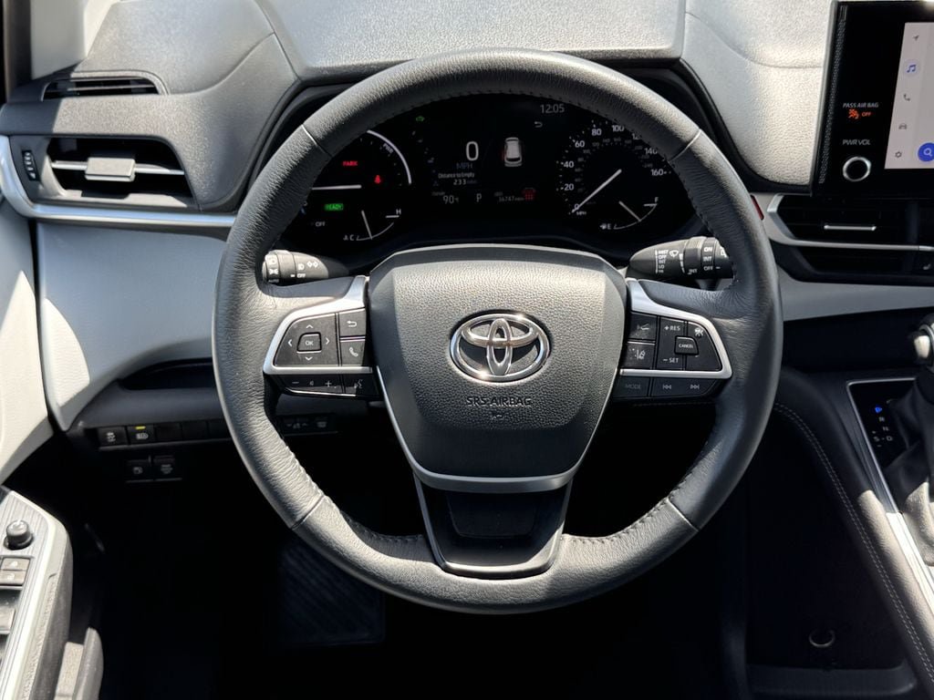 Used 2025 Toyota Sienna XLE FWD image 11