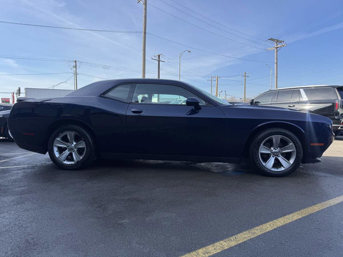 Used 2016 Dodge Challenger SXT image 4