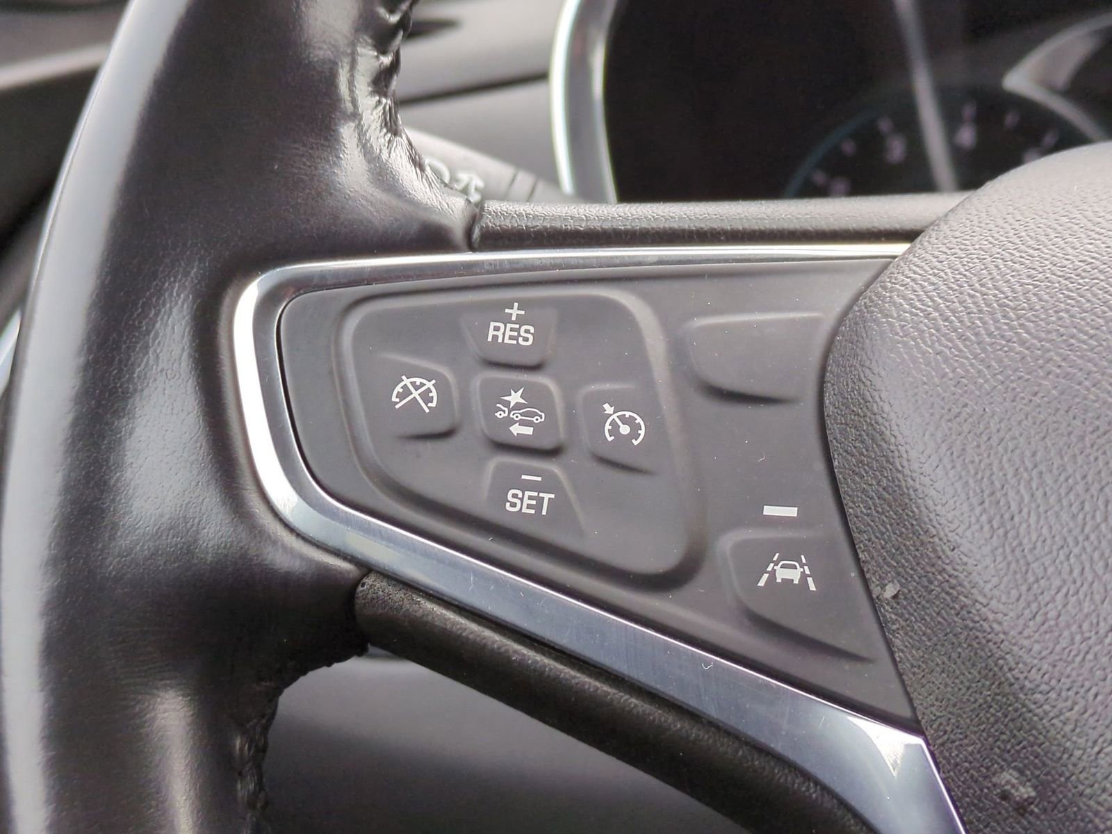 Used 2019 Chevrolet Equinox LT w/ Driver Convenience Package image 29