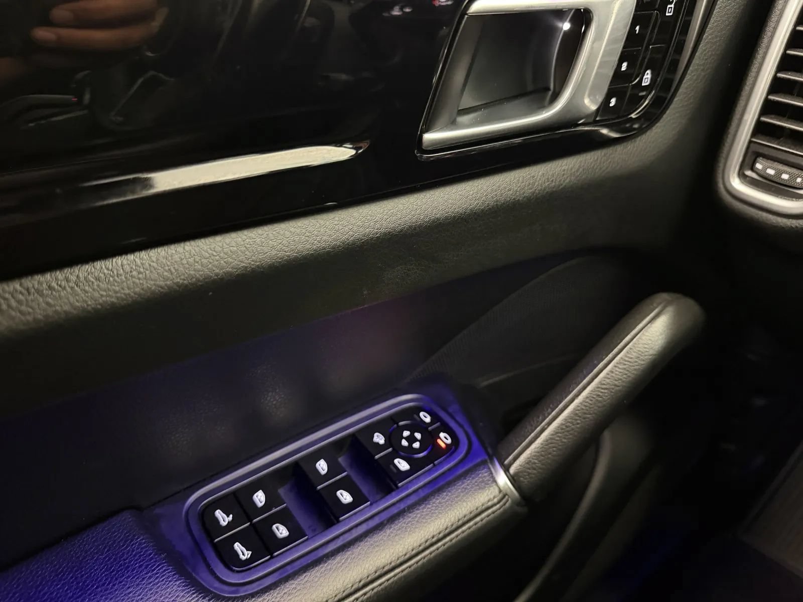 Used 2019 Porsche Cayenne S AWD/4WD image 17